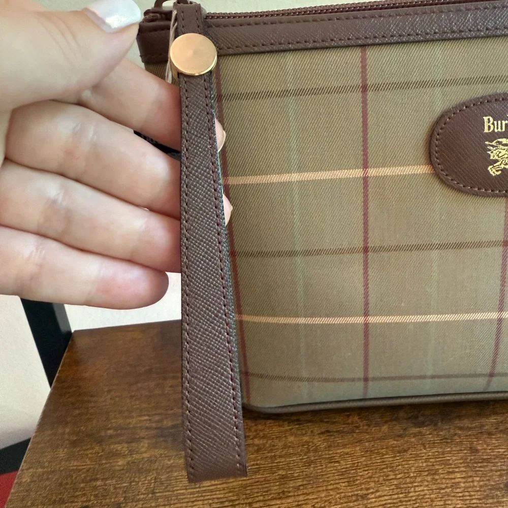 Burberrys Clutch - Picture 5 of 9